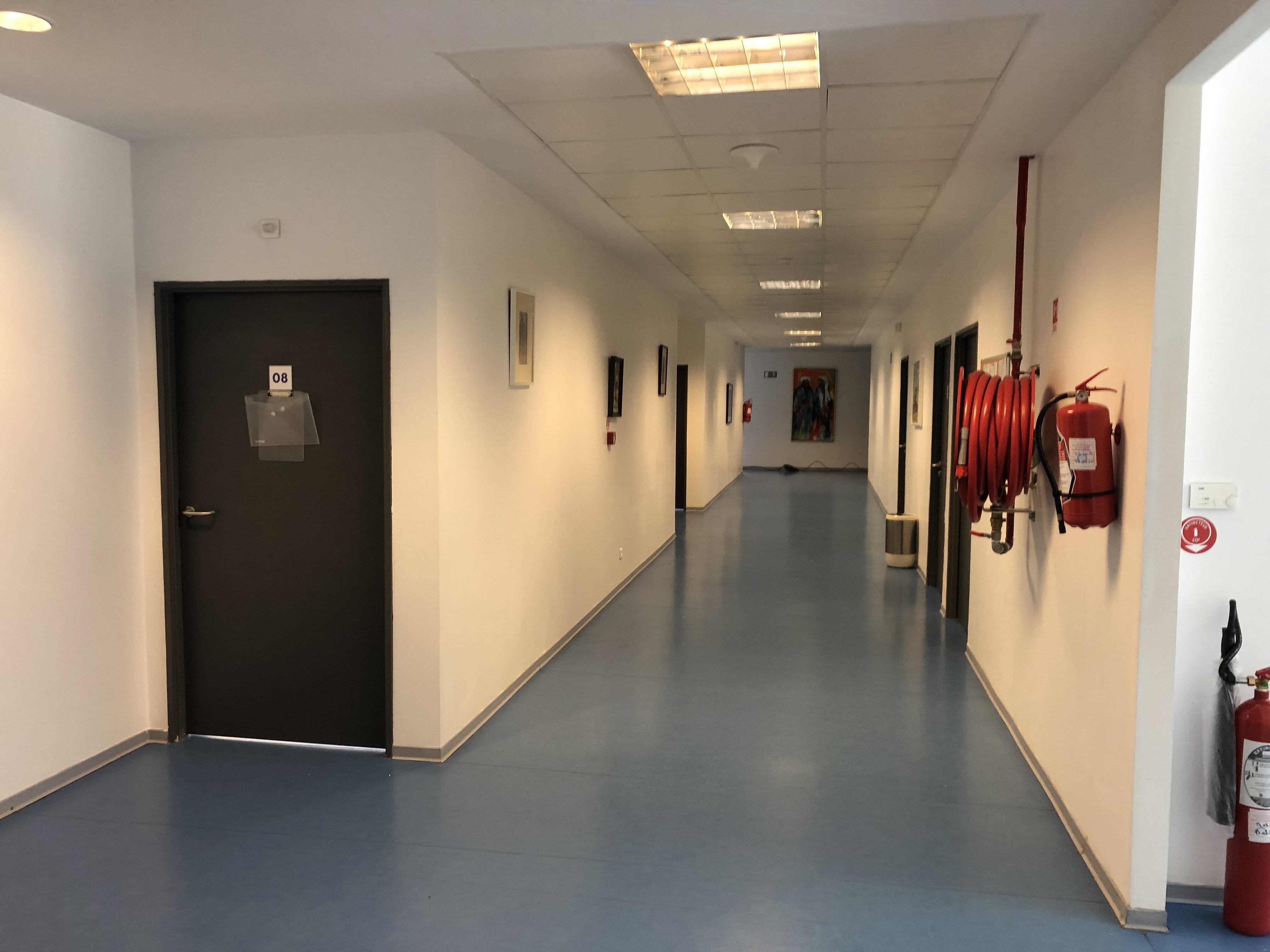 couloir chimiotherapie avec chambres